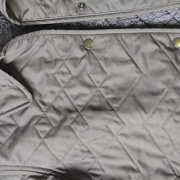 GUC Patagonia grey quilted jacket with faux fur lining. - Picture 4 of 7